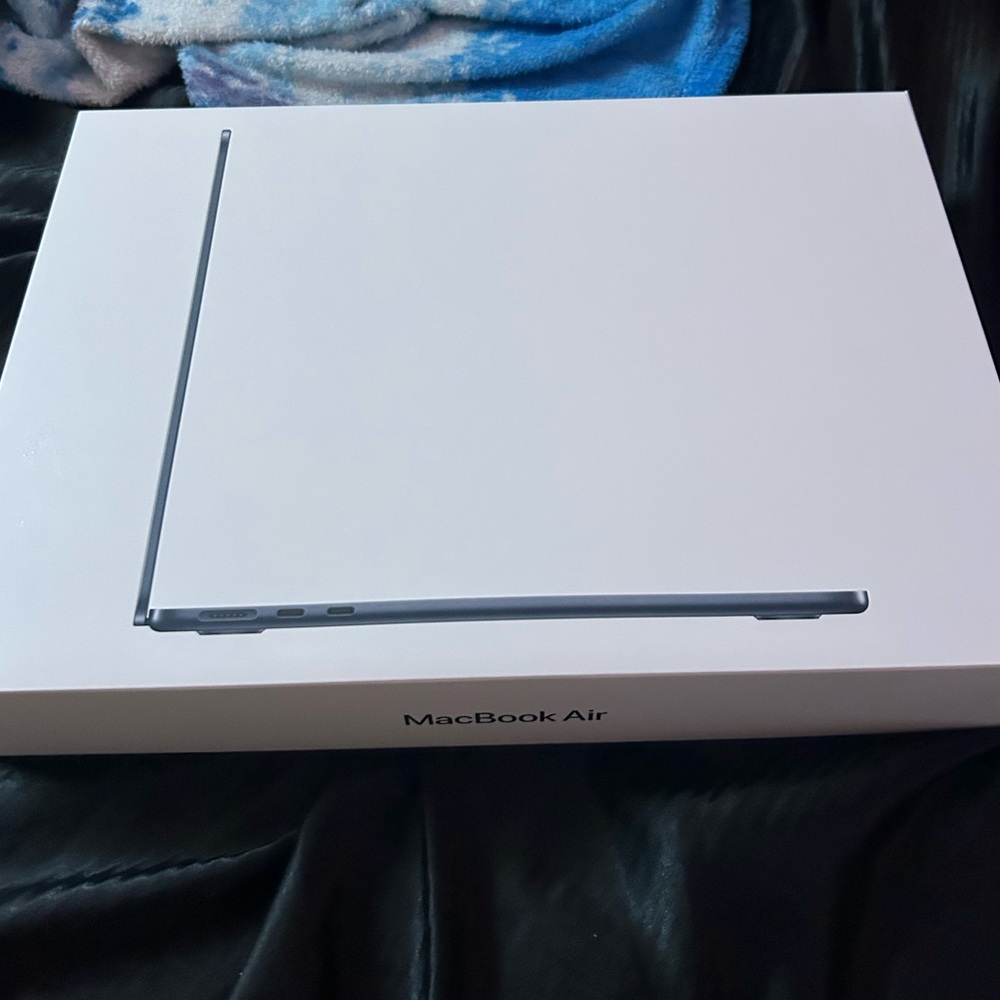 Apple MacBook in Midnight Black M2 Chip